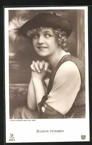 AK Schauspielerin Egede Nissen mit gefalteten Händen