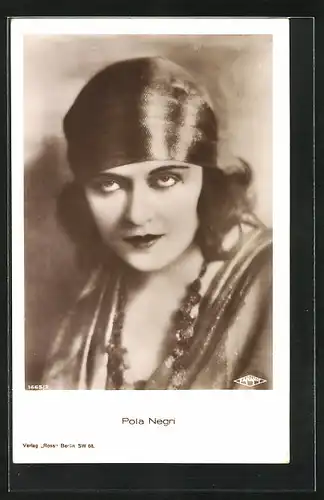 AK Schauspieler Pola Negri mit Halskette