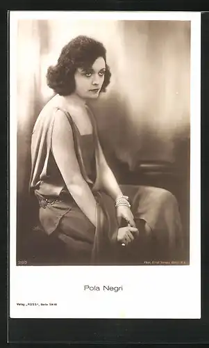 AK Schauspielerin Pola Negri im Kleid