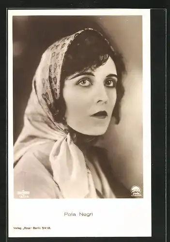AK Schauspielerin Pola Negri mit Kopftuch