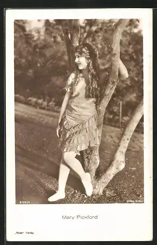 AK Schauspielerin Mary Pickford verspielt in der Natur