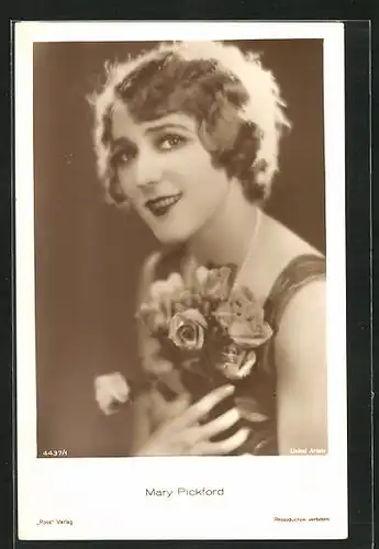 AK Schauspielerin Mary Pickford in feiner Kleidung mit Blumenstrauss