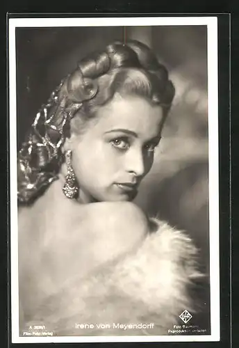 AK Schauspielerin Irene Meyendorff trägt Goldschmuck und Fellkleid