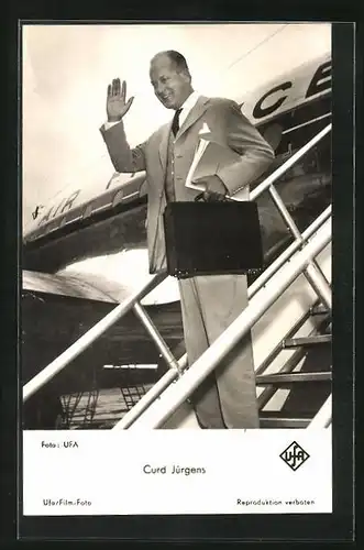 AK Schauspieler Curd Jürgens auf der Treppe eines Flugzeuges