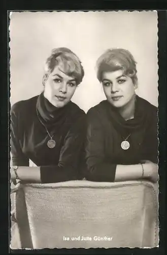 AK Schauspielerin Isa und Jutta Günther mit schwarzen Pullover und silberner Kette