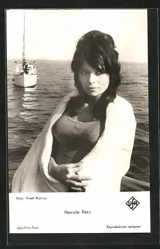 AK Schauspielerin Pascale Petit im Badeanzug und Handtuch vor dem Meer