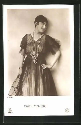 AK Schauspielerin Edith Meller posiert stehend mit schwarzem Tüllkleid und Schmuck