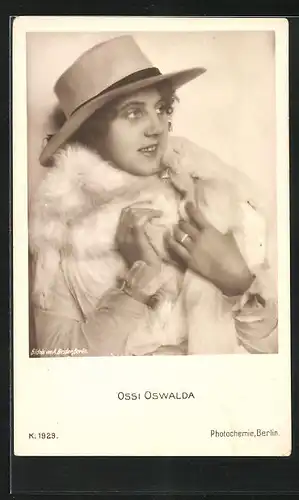 AK Schauspielerin Ossi Oswalda posiert mit weissem Pelz und Hut