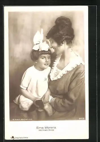 AK Schauspielerin Erna Morena posiert mit ihrem Kind