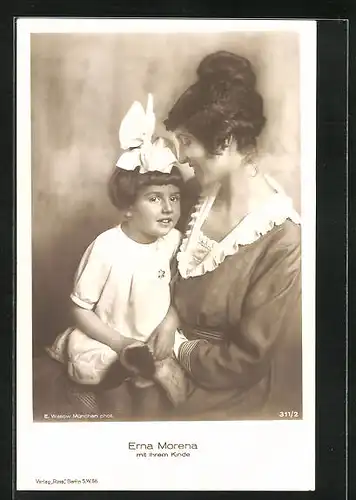 AK Schauspielerin Erna Morena lächelnd mit ihrer Tochter