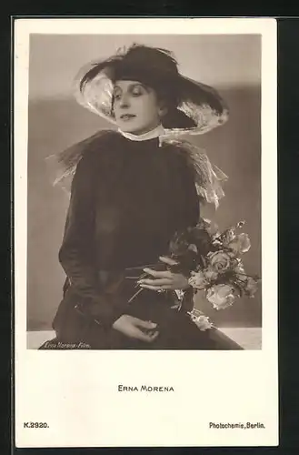AK Schauspielerin Erna Morena posiert mit Blumenstrauss und schwarzem Hut