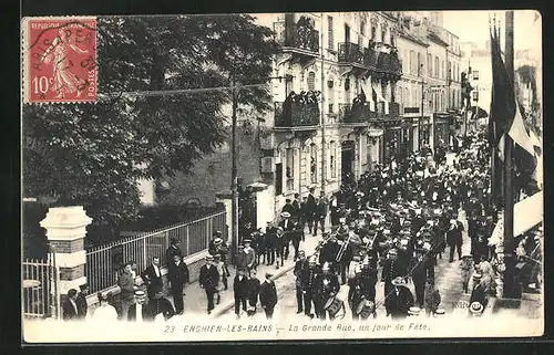 AK Enghien-les-Bains, La Grande Rue un jour de Fête