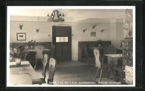 AK Zinnwald /Ost-Erzgeb., Skihütte I. Jäg.-Bat. J. R. 10, Aufenthaltsraum, Innenansicht