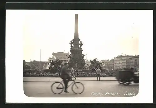 Foto-AK Leipzig, Stadtverkehr am Mendebrunnen