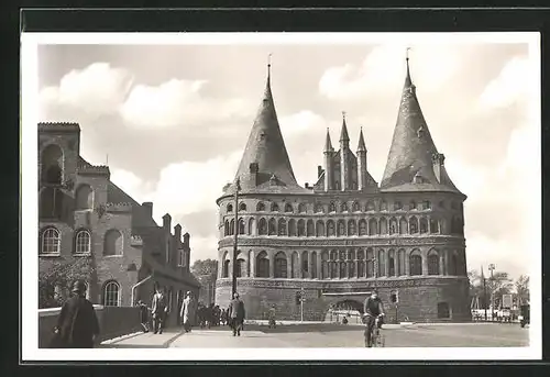 AK Lübeck, Personen v. d. Holstentor