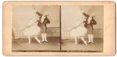 Stereo-Fotografie unbekannter Fotograf und Ort, Portrait zwei vom Ballett im Tütü und Anzug mit Perücke