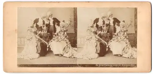 Stereo-Fotografie unbekannter Fotograf und Ort, Portrait Unterhalung unserer Grossmütter, Kostüm, Barock