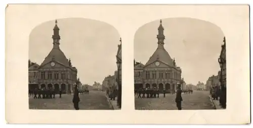 Stereo-Fotografie unbekannter Fotograf, Ansicht Peronne, Rathaus am Marktplatz mit Besatzungs Soldaten