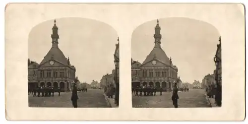 Stereo-Fotografie unbekannter Fotograf, Ansicht Peronne, Marktplatz mit Rathaus und Besatzungs Soldaten