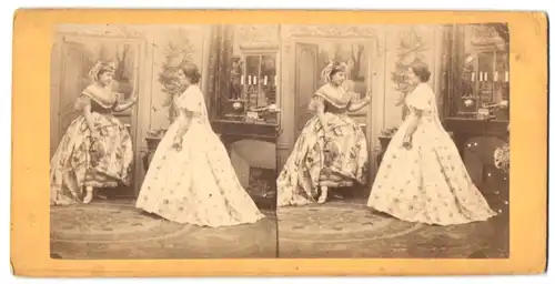 Stereo-Fotografie unbekannter Fotograf und Ort, zwei Damen in pompösen Kleidern im Studio