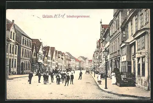 AK Uelzen, Lüneburgerstrasse mit Geschäften und Kindern