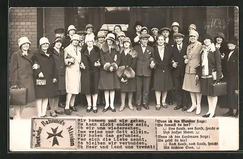 Foto-AK Bremen, Reisegruppe am Bahnhof