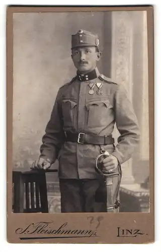 Fotografie S. Fleischmann, Linz, Jungwirthstr. 8, Portrait österreichischer Soldat in Uniform mit Orden und Säbel