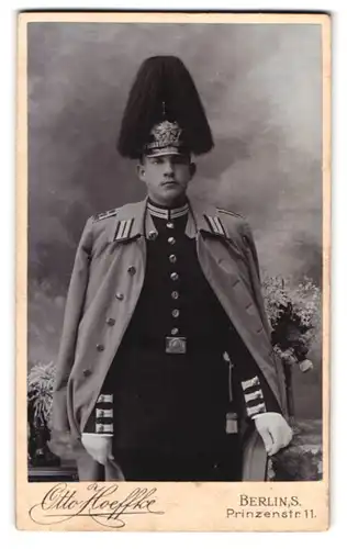 Fotografie Otto Hoeffke, Berlin, Prinzenstr. 11, Soldat in Gardeuniform, Pickelhaube Rosshaarbusch