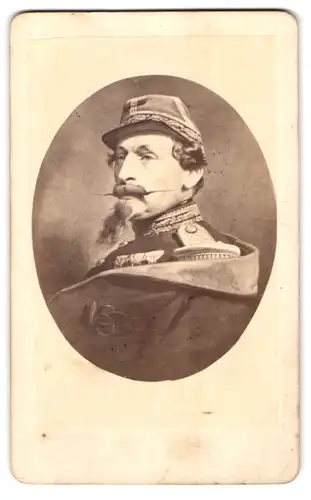 Fotografie unbekannter Fotograf und Ort, Portrait Kaiser Napoleon III. in Uniform mit Ordenspange