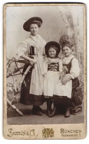 Fotografie Samson & Co., München, Neuhauserstr. 7, Portrait Mutter mit Töchtern in Trachtenkleidern