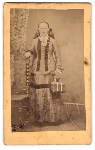 Fotografie unbekannter Fotograf und Ort, Portrait Dame im Trachtekleid mit Picknick Koffer in der Hand