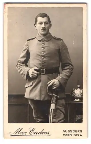 Fotografie Max Endres, Augsburg, Morellstr. 4, Portrait Soldat in Feldgrau Uniform mit Pickelhaube