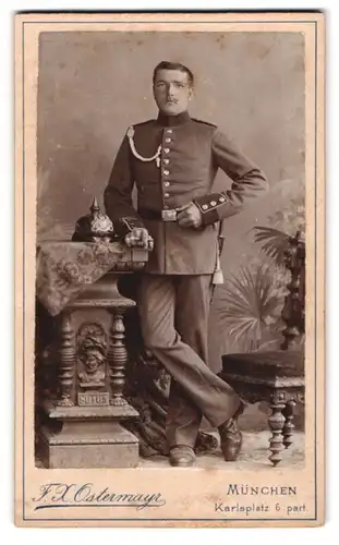 Fotografie F. X. Ostermayr, München, Karlsplatz 6, Portrait Soldat in Uniform mit Pickelhaube und Schützenschnur
