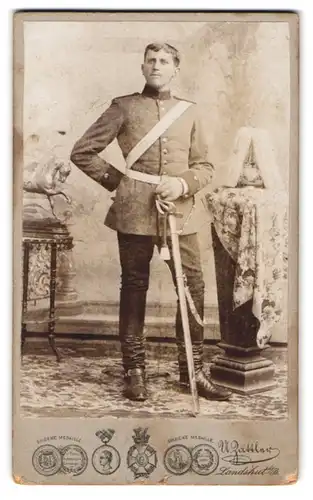 Fotografie U. Zattler, Landshut, zwischen den Brücken 684, Portrait Soldat mit Pickelhaube Rosshaarbusch in Uniform
