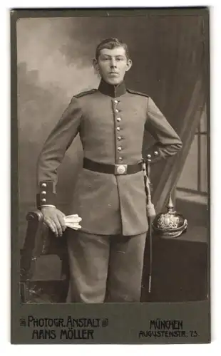 Fotografie Hans Möller, München, Augustenstr. 75, Portrait junger Soldat in Uniform mit Pickelhaube und Bajonett