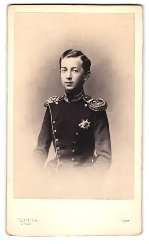 Fotografie Verry Fils, Paris, Portrait Zar Nikolaus II von Russland in Uniform mit Orden