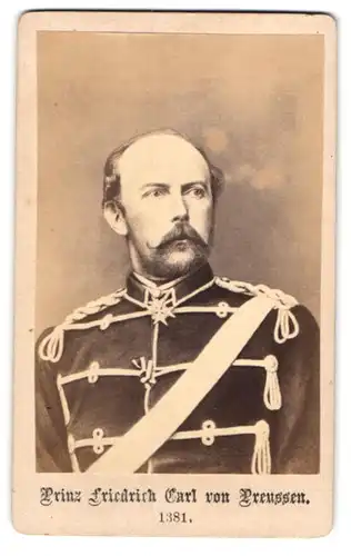 Fotografie unbekannter Fotograf und Ort, Portrait Prinz Friedrich Carl von Preussen in Husarenuniform