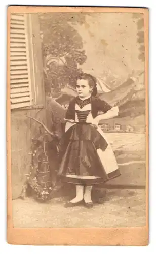 Fotografie Seb. Rottmayer, Wasserburg, Portrait Mädchen Anna von Sässler im Kleid vor einer Studiokulisse