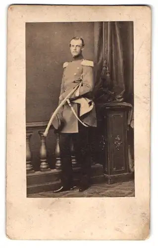 Fotografie unbekannter Fotograf und Ort, Portrait Prinz Albrecht von Preussen in Uniform mit Säbel