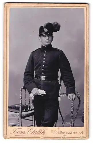 Fotografie Franz Ehrlich, Dresden, Königsbrückerstr. 105, Portrait sächsischer Jäger in Uniform mit Bajonett
