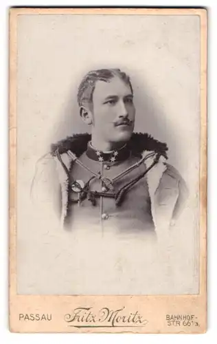 Fotografie Fritz Moritz, Passau, Bahnhifstr. 66, Portrait österreichischer Soldat in Uniform mit Orden und Mantel