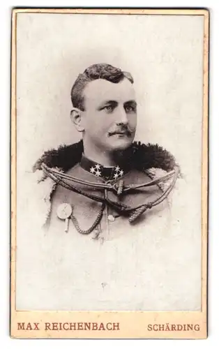 Fotografie Max Reichenbach, Schärding, Portrait österreischer Soldat in Uniform mit Orden und Moustache