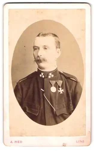 Fotografie A. Red, Linz, Promenade, Portrait Offizier in Uniform mit Orden und Walrossbart