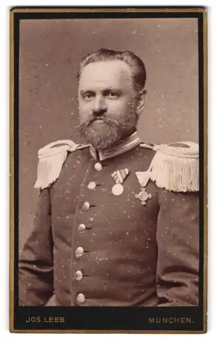 Fotografie Jos. Leeb, München, Schönfeldstr. 18, Offizier in Gardeuniform mit Orden und Vollbart