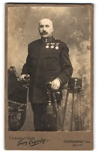 Fotografie Franz Odersky, Schärding a. Inn, Portrait österreichischer Offizier in Unfiorm mit Orden und Säbel