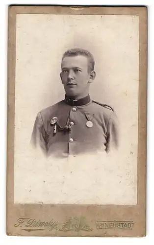 Fotografie F. Diwoky, Wien, Brodtischgasse 21, Portrait österreichischer Soldat in Uniform mit Orden, Schützenschnur