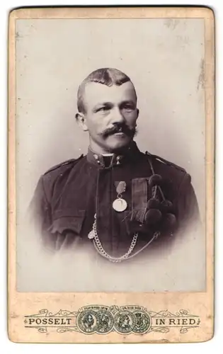 Fotografie Posselt, Ried, Kirchenplatz 46, Portrait Soldat in Uniform mit Orden und Schützenschnur