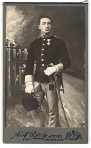 Fotografie Adolf Pistecky, Wien, Schlosshoferstr. 20, Portrait junger Soldat in Uniform mit Orden und Säbel