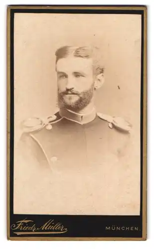 Fotografie Friedr. Müller, München, Amalienstr. 9, Portrait Offizier in Uniform mit Epauletten und Vollbart
