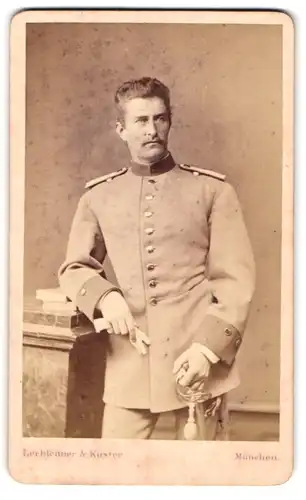 Fotografie Lechleitner & Küster, München, Amalienstr. 6, Portrait Offizier in Uniform mit Säbel
